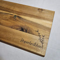 Petite planche apéritive gravée en acacia – 23 × 15 cm