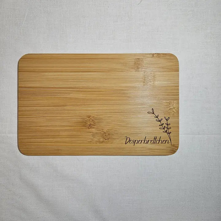 Petite planche apéritive gravée en acacia – 23 × 15 cm