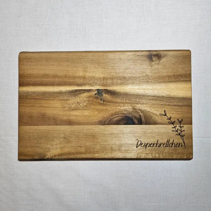 Petite planche apéritive gravée en acacia – 23 × 15 cm